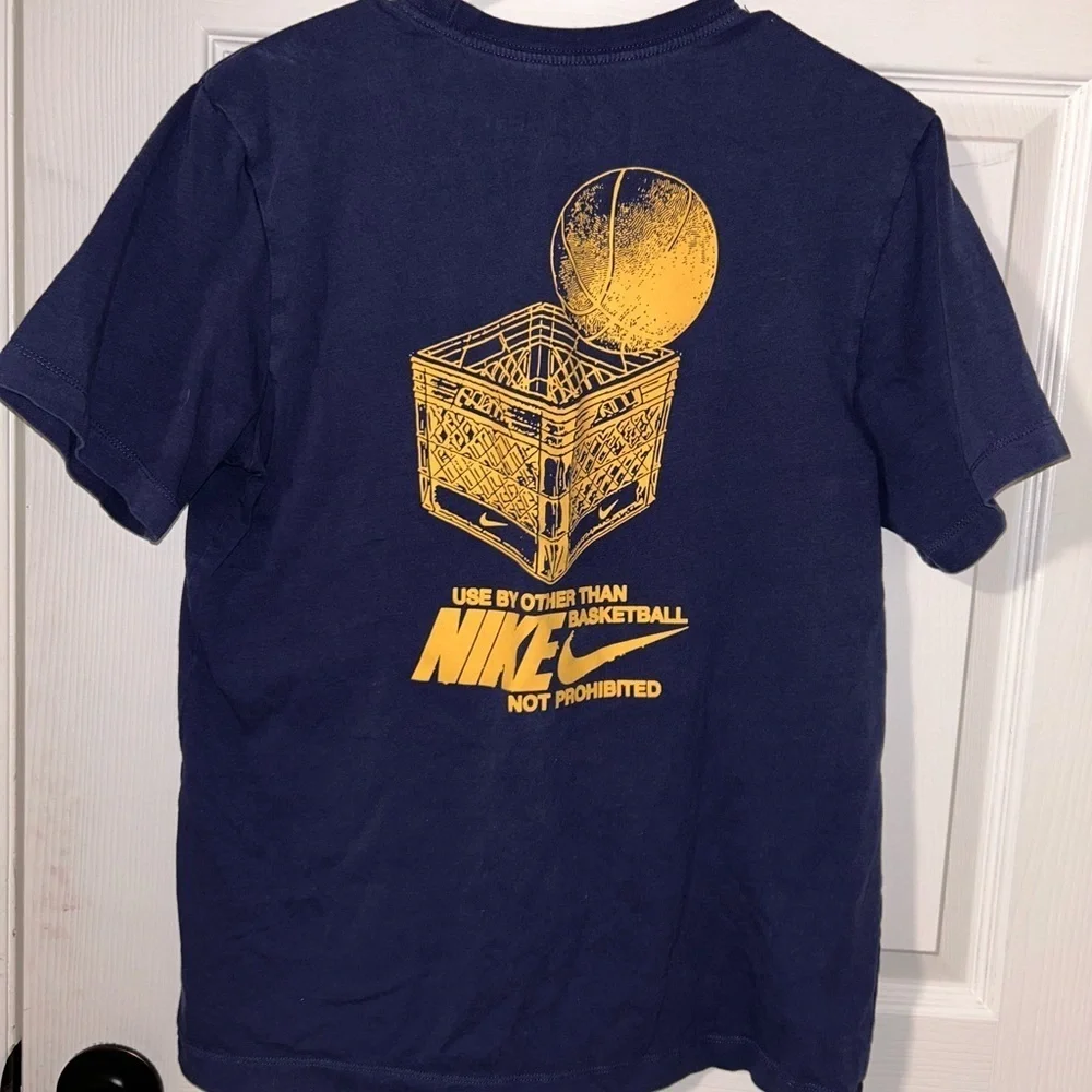 Nike Case Property Basketball Hoops Cartoon T-Shirt Medium